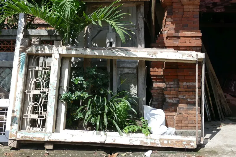 Antike Tür aus Teakholz mit quadratischer Schnitzerei oben, 145cm Länge, 16cm Breite und 275cm Höhe 